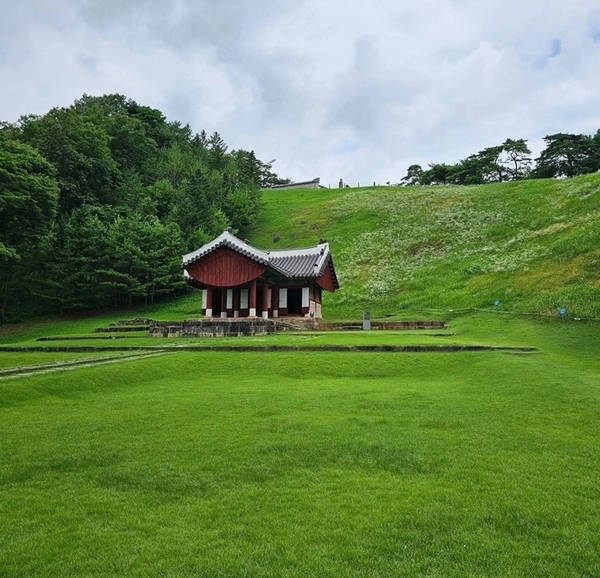정자각과 능침공간이 조선왕릉 중 가장 급격한 경사로 된 영월 장릉. /최철호 소장 제공