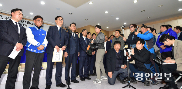 윤관석(사진 왼쪽) 전 국회의원은 지난달 20일 민주당 인천시당에서 송영길 전 국회의원과 복당 신청서를 제출했다. 2026.2.20 /조재현기자 jhc@kyeongin.com