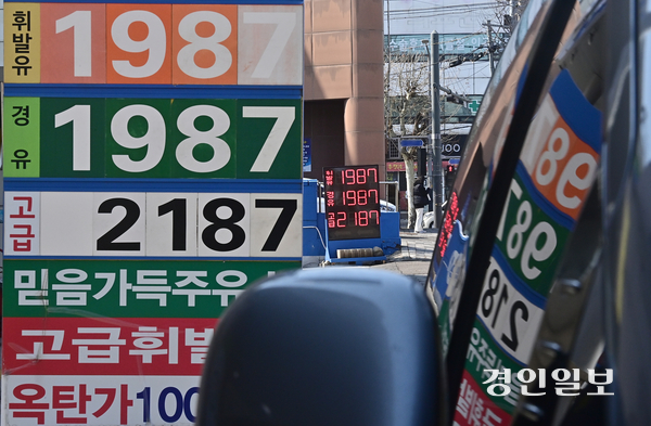 미국-이란 충돌로 중동 정세가 악화하자 국내 기름값이 단기간에 급등했다. 시내 한 주유소 모습. 2026.3.4 /조재현기자 jhc@kyeongin.com