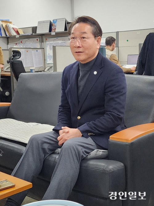 유정복 인천시장이 5일 인천시 출입기자들을 만나 영국 출장 성과와 출판기념회 소회 등을 밝히고 있다. 2026.3.5 /한달수기자 dal@kyeongin.com