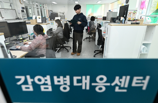 광명시가 2022년 감염병 대응을 위해 감염병대응센터 건립을 추진했지만, 코로나19 팬데믹 이후 재정 여건이 악화돼 경기도 특별조정교부금을 지원받아 지난해 7월 센터를 개소했다. 5일 광명시 감염병대응센터에서 직원들이 업무를 보고 있다. 2026.3.5 /최은성기자 ces7198@kyeongin.com