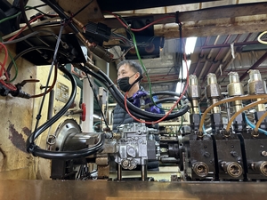 “문 닫은 공장으로 출근합니다” 안성 두원정공에 숨 불어넣는 사람들