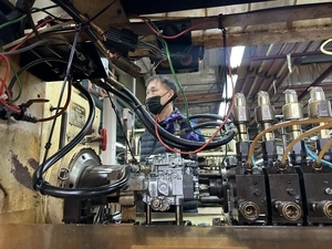 “문 닫은 공장으로 출근합니다” 안성 두원정공에 숨 불어넣는 사람들