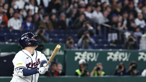 5일 일본 도쿄돔에서 열린 2026 WBC 조별리그 C조 1차전 대한민국과 체코의 경기. 1회말 1사 만루 문보경이 만루 홈런을 치고 타구방향을 바라보고 있다./연합뉴스