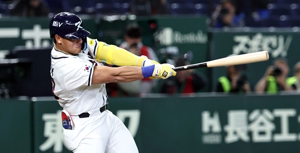 5일 일본 도쿄돔에서 열린 2026 WBC 조별리그 C조 1차전 대한민국과 체코의 경기. 7회말 무사 한국 안현민이 1루타를 치고 있다./연합뉴스