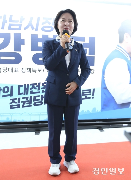 7일 강병덕(민) 하남시장 예비후보 선거사무소 개소식에 참석한 추미애 국회의원이 인사말을 하고 있다.  2026.3.7 하남/문성호기자 moon23@kyeongin.com