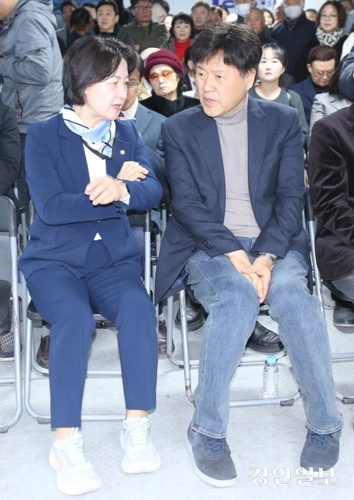 7일 강병덕(민) 하남시장 예비후보 선거사무소 개소식에 참석한 추미애 국회의원과 김용 전 민주연구원 부원장이 대화를 나누고 있다.  2026.3.7 하남/문성호기자 moon23@kyeongin.com