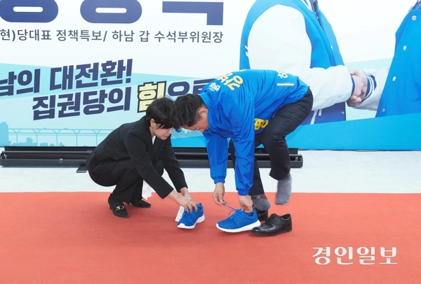 강병덕(민) 하남시장 예비후보 배우자가 7일 선거사무소 개소식에서 6·3지방선거 필승을 다짐하는 의미로 강 예비후보에게 신발을 신겨 주고 있다. 2026.3.7 하남/문성호기자 moon23@kyeongin.com