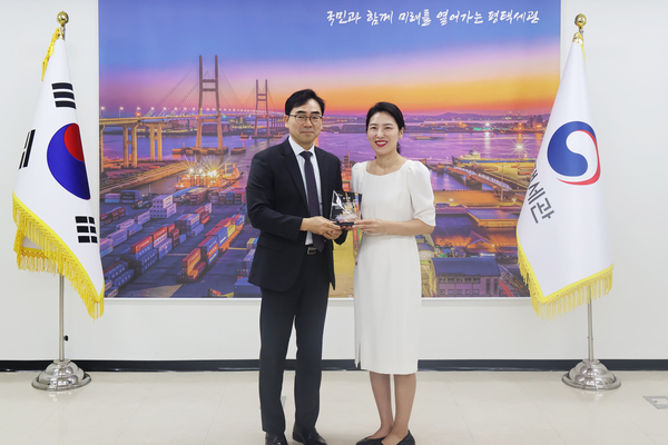 한국수입자동차협회 박주선 상무가 10일 평택직할세관에서 민희(오른쪽) 평택직할세관장에게 수입 자동차 개별소비세 신속한 환급 에 대한 공로로 감사패를 수여한 뒤 기념촬영을 하고 있다. /평택직할세관 제공