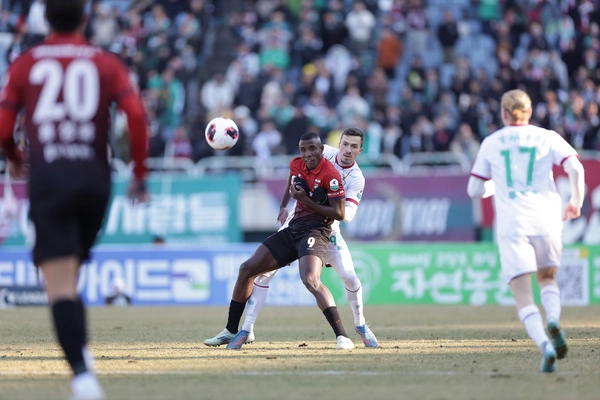 7일 부천종합운동장에서 열린 부천FC와 대전하나시티즌의 하나은행 K리그1 2026 2라운드경기에서 부천 몬타뇨와 대전 안톤이 경합하고 있다./한국프로축구연맹 제공