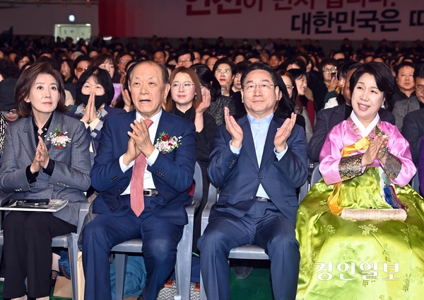유정복 인천시장이 지난 4일 인천 연수구 선학체육관에서 열린 출판기념회에서 축사를 듣고 있다. /경인일보DB