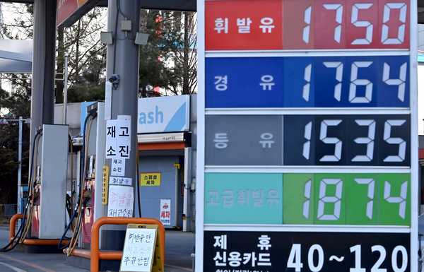 미국·이스라엘과 이란 전쟁 영향으로 국제 및 국내 유가가 폭등하고 있다. 1천700원대 가격으로 휘발유를 판매하던 인천 서구 한 주유소에 8일 휘발유 재고 소진을 알리는 안내문이 붙어 있다. 2026.3.8 /김용국기자 yong@kyeongin.com