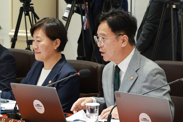 김영훈 고용노동부 장관이 9일 서울 용산 대통령실에서 열린 국무회의에서 발언하고 있다. 2025.9.9 /연합뉴스