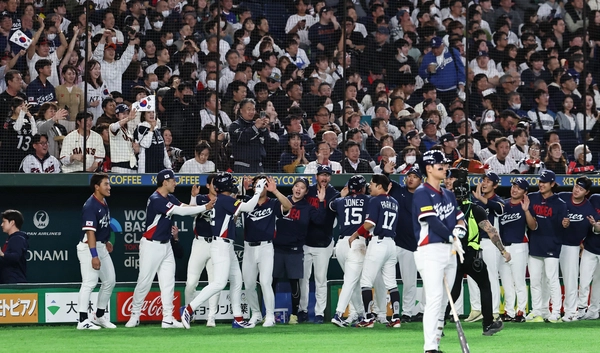 7일 일본 도쿄돔에서 열린 2026 WBC 조별리그 C조 2차전 대한민국과 일본의 경기. 1회초 2사 1, 2루 한국 문보경의 2타점 적시타로 홈을 밟은 이정후와 존스가 동료선수들과 하이파이브를 하고 있다./연합뉴스