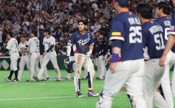 7일 일본 도쿄돔에서 열린 2026 월드베이스볼클래식(WBC) 조별리그 C조 2차전 대한민국과 일본의 경기에서 6-8로 패배한 한국 이정후가 아쉬워하고 있다./연합뉴스
