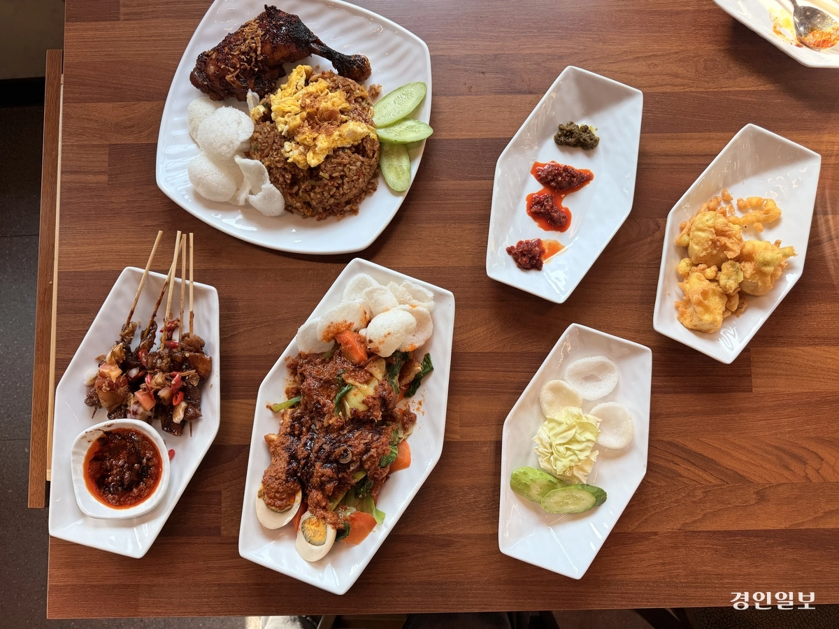 인도네시아 음식 한상 차림. 두부 튀김은 몇 입 먹었다. /경인일보 일벌이기 클럽