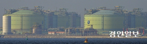 미국과 이스라엘의 이란공습으로 호르무즈 해협이 사실상 봉쇄되면서 액화천연가스(LNG) 가격 상승 우려가 커지고 있다. 4일 오후 한국가스공사 인천생산기지 내 LNG 저장탱크 모습. 2026.3.4 /조재현기자 jhc@kyeongin.com