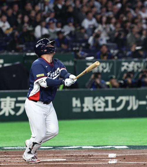 9일 일본 도쿄돔에서 열린 2026 WBC 조별리그 C조 4차전 대한민국과 호주의 경기. 2회초 무사 1루 한국 문보경이 우중간 투런 홈런을 치고 있다. /연합뉴스