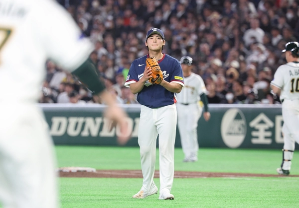 9일 일본 도쿄돔에서 열린 2026 월드베이스볼클래식(WBC) C조 조별리그 최종전 대한민국과 호주의 경기에서 8회말 교체된 조병현이 추가 실점을 막으며 이닝을 마무리한 뒤 박수를 치고 있다. /연합뉴스