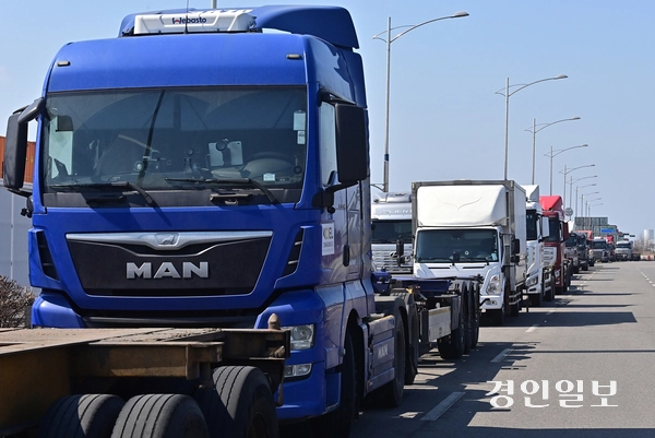 중동 사태 영향으로 기름값이 연일 고공행진을 이어가고 있다. 길 한쪽에 주차된 대형화물차. 2026.3.10 /조재현기자 jhc@kyeongin.com