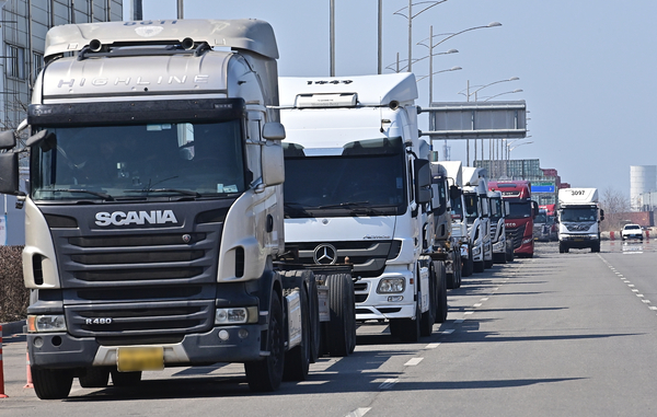 경유 화물차 月 100만원 추가… 물류 인천 ‘흔들’