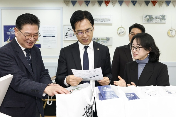 김민재 행정안전부 차관이 화성시 그냥드림 온 라운지를 방문해 관련 자료를 읽어보고 있다. /화성시 제공