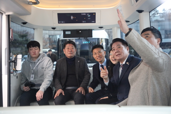 최대호(오른쪽에서 두번째) 안양시장이 10일 오전 10시25분 시청 정문에서 출발한 레벨4 자율주행 셔틀 안에서 운행에 대한 설명을 듣고 있다. 2026.3.10  /안양시 제공