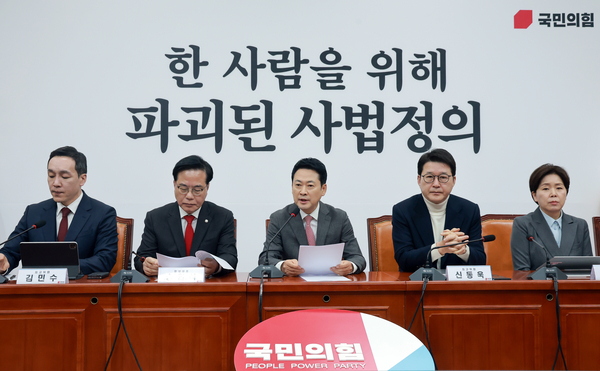 국민의힘이 12·3 비상계엄에 대해 사과했지만, 인천지역 6·3 지방선거 주자들 사이에선 ‘사과만으로는 역부족’이라는 반응이 이어지고 있다. 사진은 지난 9일 국민의힘 장동혁 대표가 국회에서 열린 최고위원회의에서 발언중인 모습. 2026.3.9 /연합뉴스