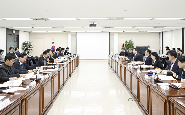 검단신도시를 거쳐 김포까지 이어지는 서울지하철 5호선 연장 사업이 예비타당성조사 착수 1년6개월 만에 통과됐다. 사진은 10일 임기근 기획예산처 장관 직무대행 차관이 한국방송광고진흥공사에서 열린 ‘제3차 재정사업평가위원회’를 주재하고 있는 모습. 2026.3.10 /기획예산처 제공