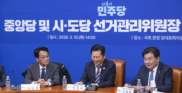 더불어민주당 중앙당 선거관리위원장인 소병훈 의원(오른쪽)이 10일 국회에서 열린 중앙당 및 시ㆍ도당 선거관리위원장 연석회의에서 발언하고 있다. 2026.3.10 /연합뉴스