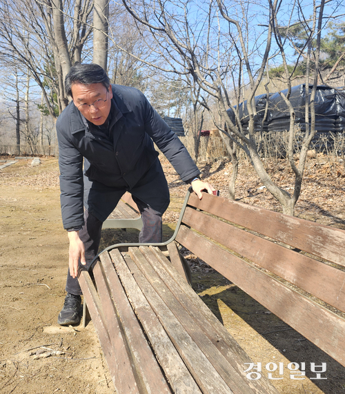 김상수 남양주부시장이 최근 남양주시 조안면 다산생태공원을 방문해 벤치를 점검하고 있다. 남양주/이종우기자 ljw@kyeongin.com