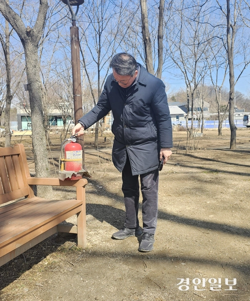 김상수 남양주부시장이 최근 남양주시 조안면 다산생태공원을 방문해 소화기를 점검하고 있다. 남양주/이종우기자 ljw@kyeongin.com