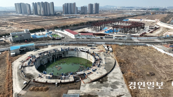 정부가 수도권에 5만석 규모의 스포츠·공연 복합형 돔구장인 ‘K-컬처 아레나’ 조성 사업을 앞두면서 경기도가 추진 중인 ‘고양 K-컬처밸리 아레나’의 경쟁력 약화 우려가 제기되고 있다. 사진은 11일 고양시 K-컬처밸리 아레나 사업이 연기돼 공사가 중단된 모습. 2026.3.11 /최은성기자 ces7198@kyeongin.com