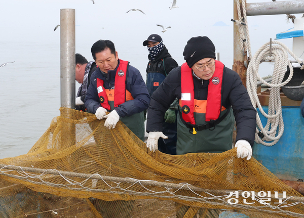 더불어민주당 정청래 대표와 박찬대 의원이 11일 인천 강화군 서검도 앞바다 조업한계선 근처 괴리어장에서 새우잡이 조업을 체험하고 있다. 2026.3.11 /조재현기자 jhc@kyeongin.com