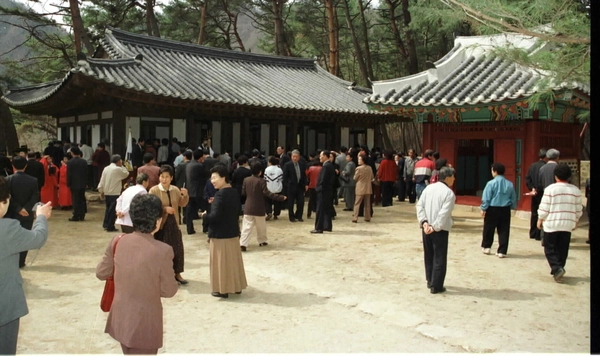 단종이 숙부에게 왕위를 빼앗기고 귀향와 살던 영월군남면광천리 청령포에 당시의 모습을 재현한 단종어가가 완공돼 관광객들이 관람하고 있다.<2000.4.> /강원일보 제공