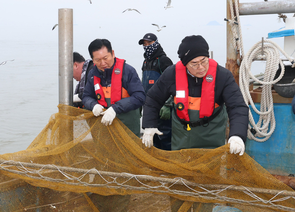정청래·박찬대, 새우잡이 체험