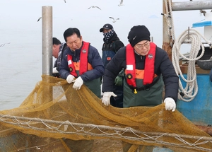 [포토] 정청래·박찬대, 새우잡이 체험