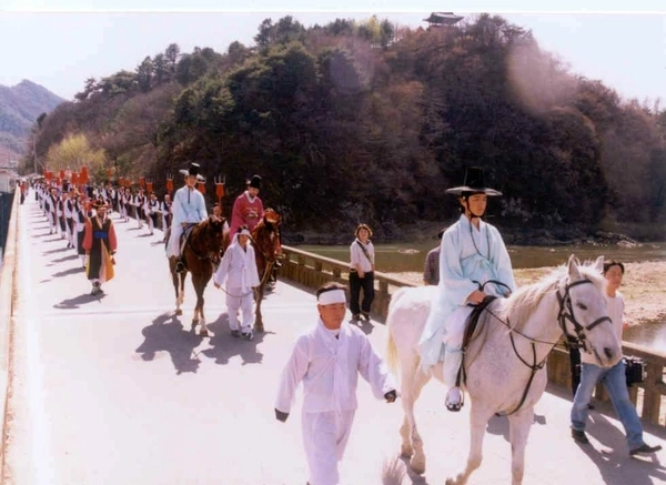 단종 유배길을 재연하는 영월군의 단종 유배 행렬이 서울에서 출발한지 3일만에 영월군 주천면 주천리에 도착, 단종문화제가 열리게 될 영월읍으로 향하고 있다.<2002.4.4.> /강원일보 제공