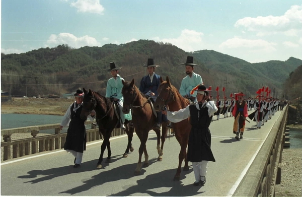 단종이 숙부인 세조에게 왕위를 빼앗긴 후 노산군으로 강등되어 영월로 귀향오는 장면을 다시 보여주는 단종 유배길 재현 행렬이 영월군 주천면 주천리에 도착하고 있다. 서울 창덕궁에서 출발, 여주 이포리 이포나루와 원주시 부론면 단강리를 거쳐 영월군 주천면 주천리에 도착한 단종 유배길 재현 행사는 유배지인 청령포를 들른 후 시가행진에 합류한다.<2001.04.> /강원일보 제공