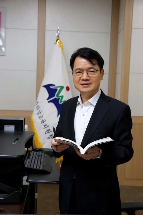 지난 3일 취임한 광주하남교육지원청 심상웅 교육장은 따뜻한 인성과 질문의 힘을 가진 인재들이 될수 있도록 교육에 힘쓸 것이라고 강조했다. /광주하남교육지원청 제공