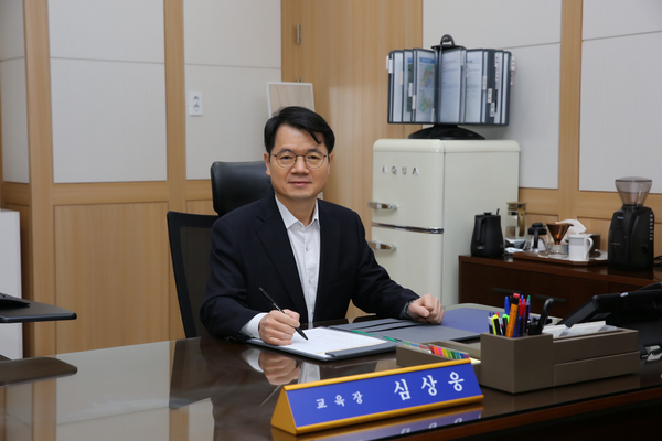 지난 3일 취임한 광주하남교육지원청 심상웅 교육장은 따뜻한 인성과 질문의 힘을 가진 인재들이 될수 있도록 교육에 힘쓸 것이라고 강조했다. /광주하남교육지원청 제공