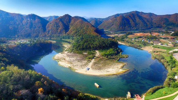 단종의 유배지로 나룻배를 이용하지는 않고는 출입이 불가능한 섬과 같으며 수려한 절경으로 관광객의 발길이 끊이지 않는 관광 명소다. /강원일보 제공