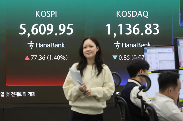 코스피가 1% 넘게 올라 5,600대로 마감한 11일 서울 중구 하나은행 딜링룸에서 직원이 업무를 보고 있다. 이날 코스피는 전장보다 77.36포인트(1.40%) 오른 5,609.95에 장을 마쳤다. 2026.3.11 /연합뉴스