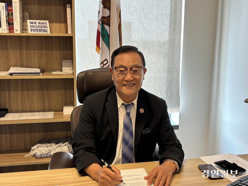 캘리포니아주 의사당 인근 의원실에서 만난 최석호(스티븐 최) 캘리포니아주 상원의원은 “어린 이민자들에게 교육을 제공해 자립할 수 있도록 돕는 것이 국가적으로도 이익이 된다”고 말했다. 2025.7.10 /이영지기자bbangzi@kyeongin.com