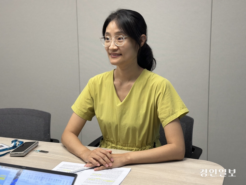 권영실 재단법인 동천 변호사가 더불어민주당 이용우 의원이 대표발의한 미등록 이주아동의 체류권 보장을 위한 출입국관리법 개정안에 관해 설명하고 있다. 2025.9.5 /목은수기자 wood@kyeongin.com
