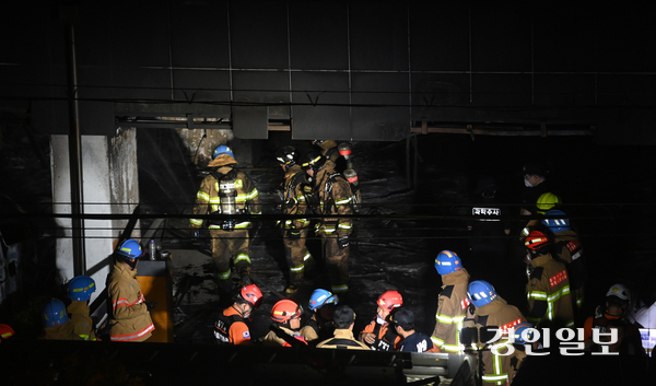 정부는 소방관 정신건강을 위해 다양한 심리지원 대책을 내놓고 있지만, 경기도 소방관들은 만성적인 인력 부족 속에서 동료에게 짐이 될까 도움 요청을 망설이고 있다. 사진은 사고현장을 수색하고 있는 소방대원 모습. /경인일보DB