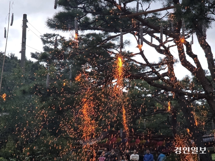 지난 20일 강화 장엄사에서 펼쳐진 낙화축제에서 불꽃이 타오르고 있다. 2025.9.20 /정진오기자 schild@kyeongin.com