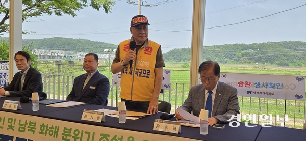 지난 7월8일 오전 파주시 임진각에서 최성룡 납북자가족모임 대표가 기자회견을 열고 대북 전단 살포 중단을 공식 선언한 후 기자 질문을 받고 있다. 2025.7.8 파주/이종태기자 dolsaem@kyeongin.com