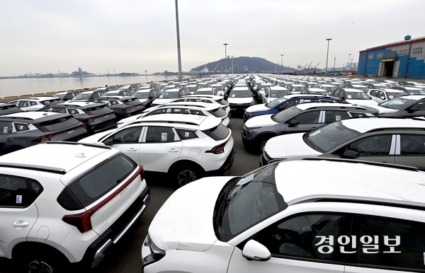 미국과 이란의 전쟁 여파로 중동지역 수출에 어려움을 겪고 있는 가운데 11일 인천항 내항에 중동지역으로 수출되는 차량들이 수송선을 구하지 못해 선착장에 줄지어 서 있다. 2026.3.11 /김용국기자 yong@kyeongin.com