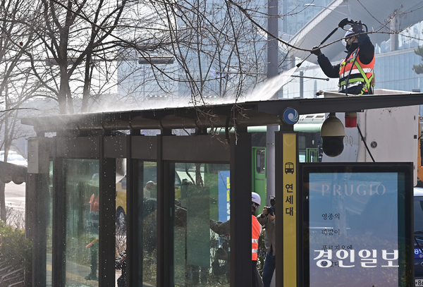 12일 오전 인천 송도국제도시 연세대학교 국제캠퍼스 버스 정류장에서 인천교통공사 승강대관리팀 직원들이 봄맞이 청소를 하며 겨우내 묵은 때를 벗기고 있다. 인천교통공사는 관내 버스 정류장, 택시 승차대에서 미세먼지와 찌든 때를 제거하는 봄맞이 청소를 실시하고 있다고 이날 밝혔다. 2026.3.12 /조재현기자 jhc@kyeongin.com